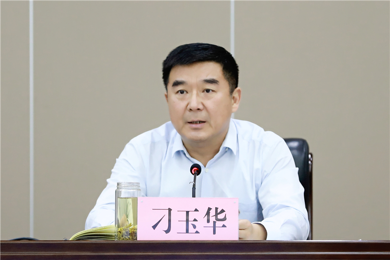 省教育厅副厅长刁玉华主持会议.jpg