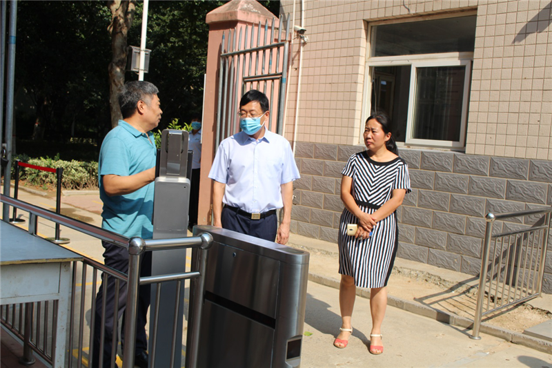 省教育厅总督学李金川到高校督查秋季开学及疫情防控工作2_副本.png